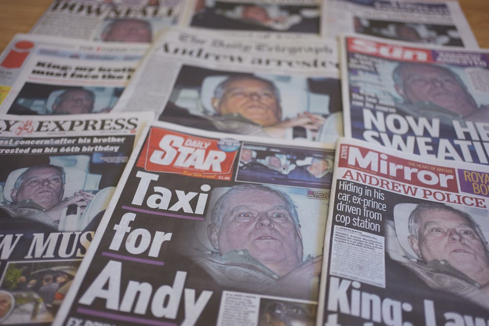 "Taxi für Andy" - Nach seiner vorübergehenden Festnahme zierte Andrew Mountbatten-Windsor (66) wohl beinahe jede britische Titelseite.