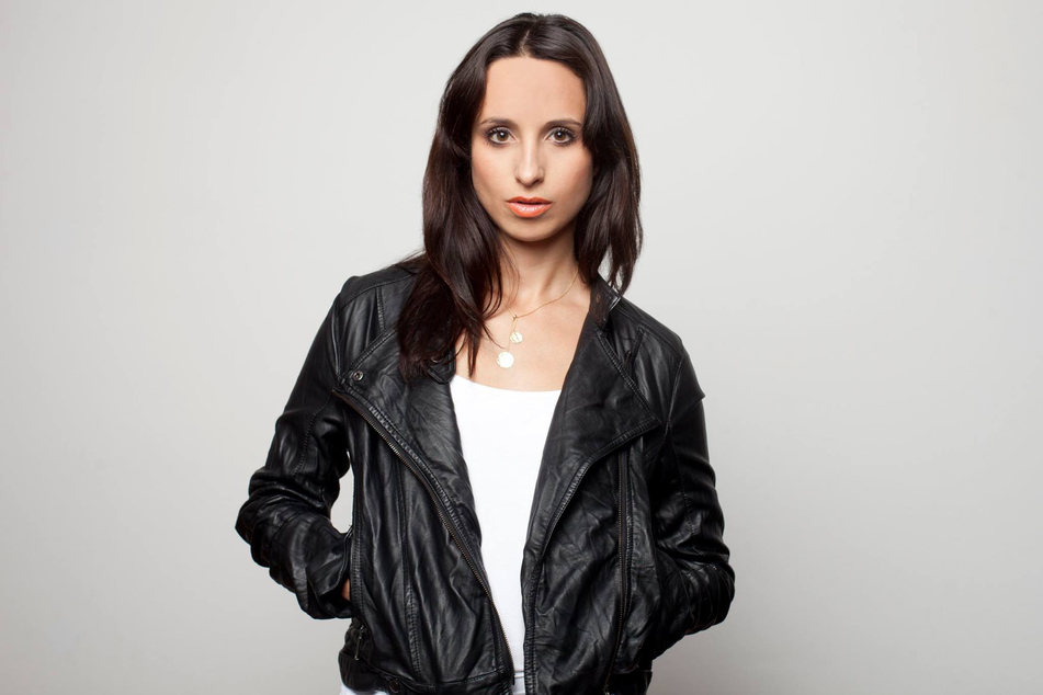 So tough und ernst ist Stephanie nur in ihrer Rolle. Privat ist sie für manchen Spaß zu haben.