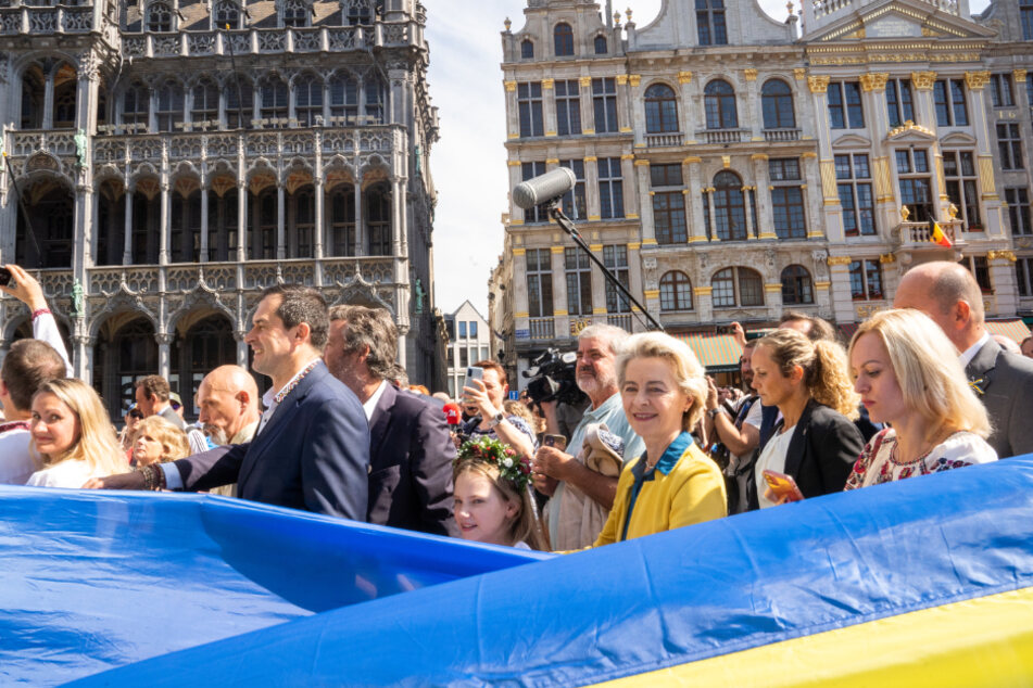 Auf dem Grand-Place in Brüssel wurde eine riesige ukrainische Nationalflagge entfaltet.