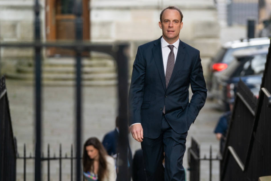 Außenminister Dominic Raab (46) vertritt Johnson interimsweise.