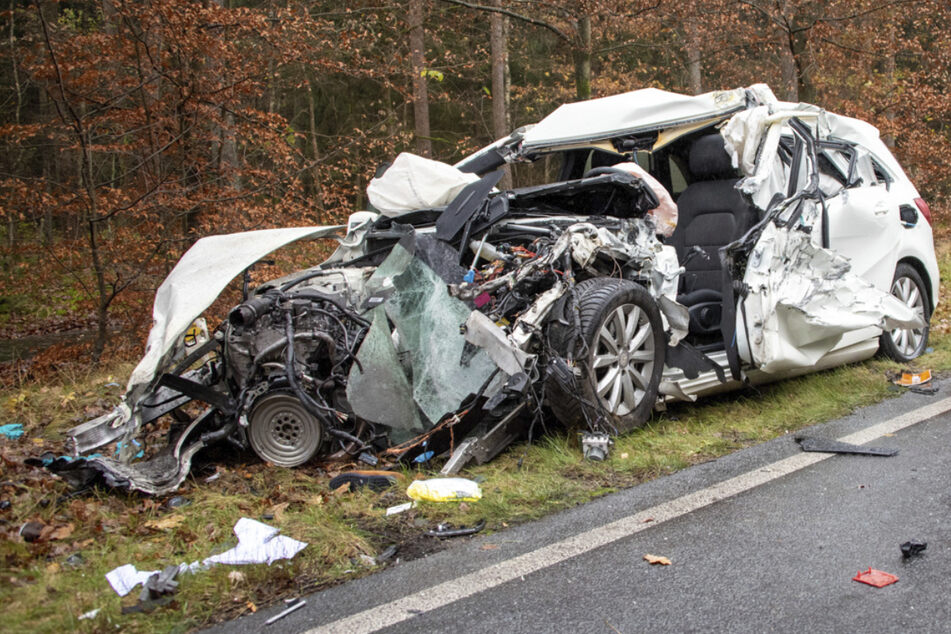 Tödlicher Unfall auf Bundesstraße: Auto kracht frontal in Lastwagen