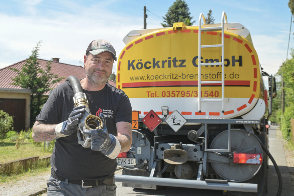 Heizölfahrer Stefan Präkelt (41) von der Firma Köckritz aus Königsbrück beim Ausliefern von Heizöl in Liegau-Augustusbad bei Dresden.