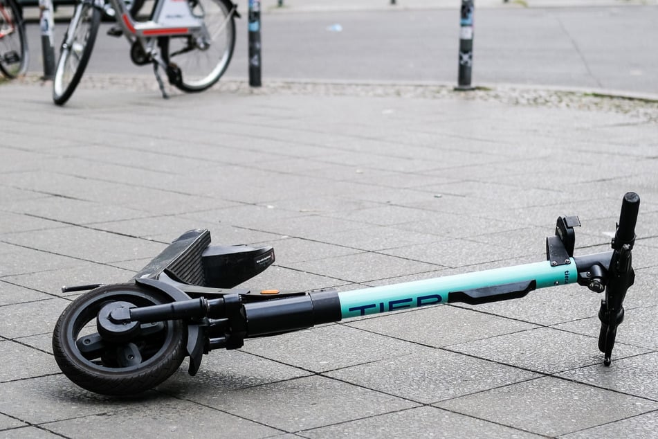 Ein E-Rollerfahrer wurde in Kiel bei einem illegalen Autorennen von einem Mercedes erfasst und schwer verletzt. (Symbolbild)