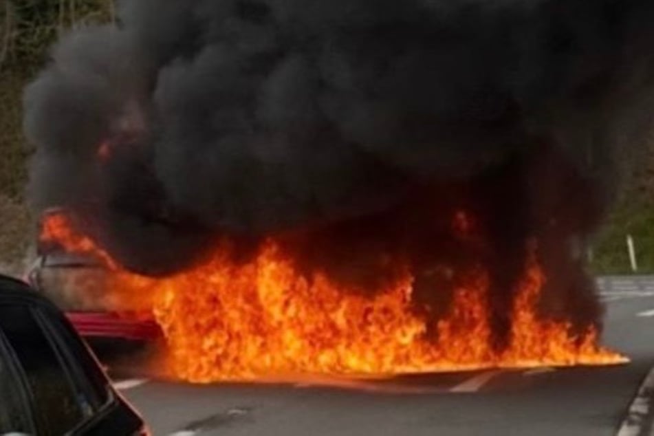 Der Mercedes brannte beim Eintreffen der Feuerwehr bereits lichterloh.