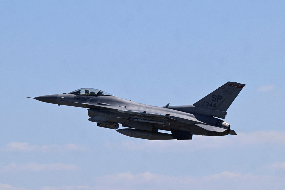 The US government has agreed to a $23-billion deal to send F-16 warplanes to Turkey.