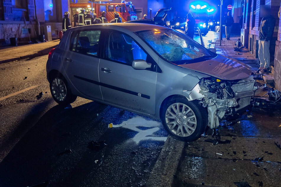 Kreuzungs-Crash im Vogtland: VW kracht mit Renault zusammen