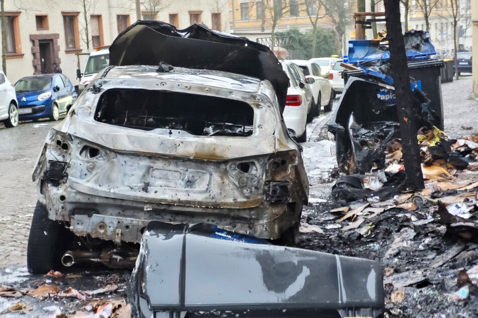 Die Papiertonnen in der Unteren Eichstädtstraße wurden offenbar in Brand gesteckt. Das Feuer breitete sich rasend schnell aus.