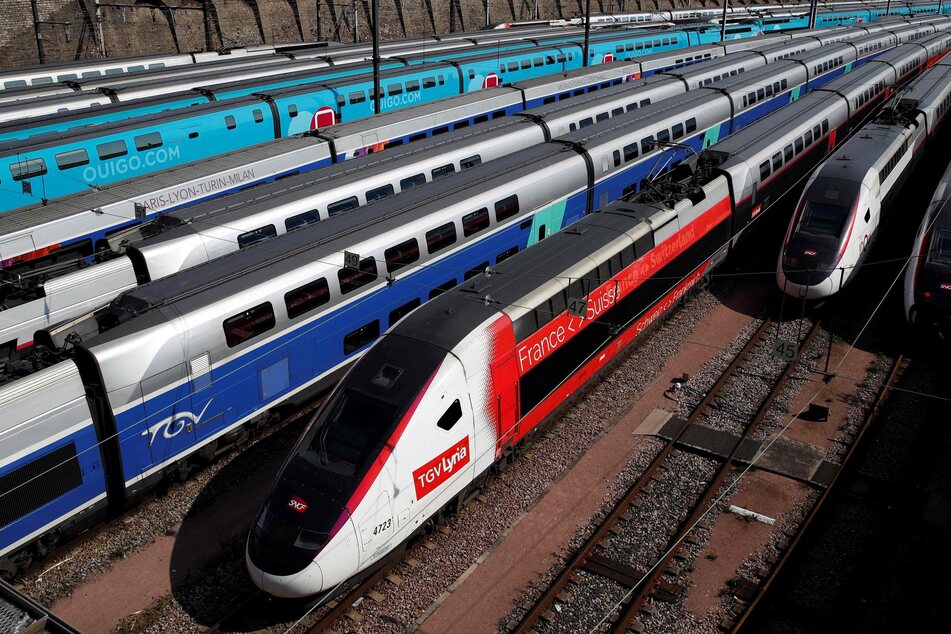 Französische Hochgeschwindigkeitszüge "TGV" stehen in der Nähe des Pariser Bahnhofs Gare de Lyon aufgrund der landesweiten Ausgangssperre aufgrund des Coronavirus.