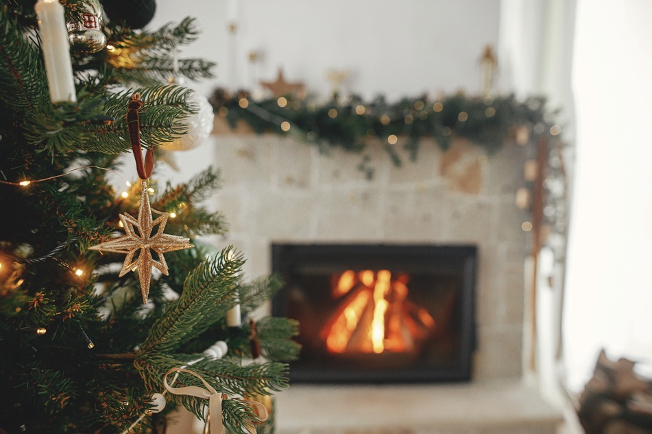 Will man einen vertrockneten Weihnachtsbaum vermeiden, sollte man ihn von Heizungen fernhalten.