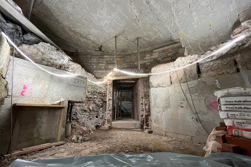 Nach dem Durchbruch: Das bis zu vier Meter dicke Fundament der römischen Basilika-Apsis zeigt, mit welchem Aufwand in Köln schon vor rund 1600 Jahren gebaut wurde.