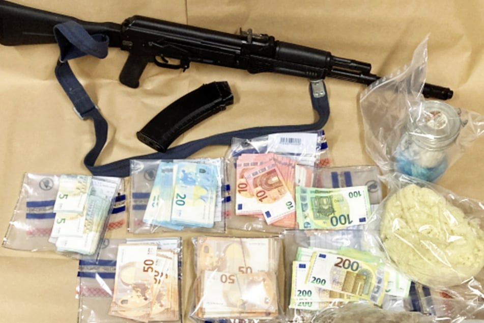 Die Polizei konfiszierte auch Bargeld in größerer Menge: Mehr als 26.000 Euro mutmaßliches Drogengeld wurden beschlagnahmt.