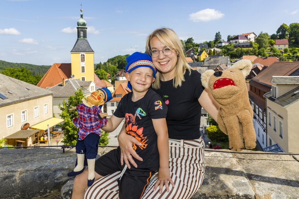 Puppenspieler-Fan Egon (5) freut sich schon sehr auf die Hüpfburg. Mama Sophia (36) Schümann ist besonders gespannt, was die internationalen Künstler zu bieten haben.