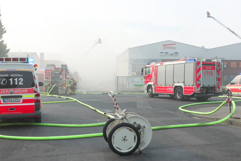 Das Feuer auf der Außenanlage des Abfallentsorgungsbetriebs war am frühen Freitagabend ausgebrochen.