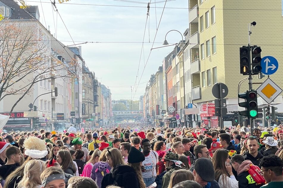Köln: Karneval in Köln: Massenandrang im Zülpicher Viertel, KVB-Verkehr teilweise eingestellt