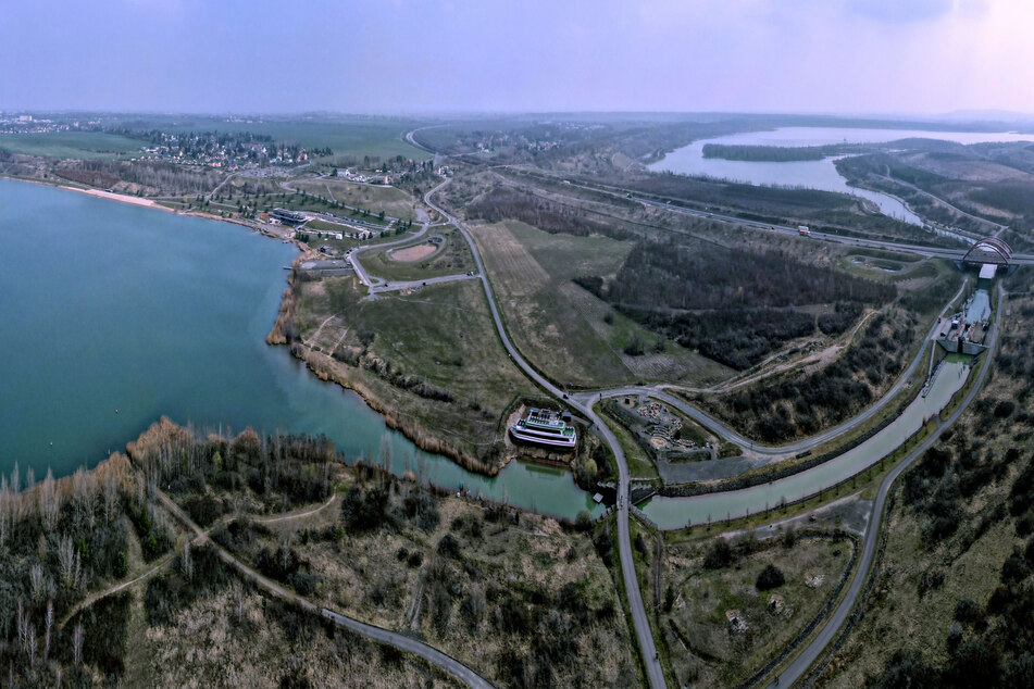 Die Schleuse zwischen Markkleeberger (l.) und Störmthaler See aus der Vogelperspektive.