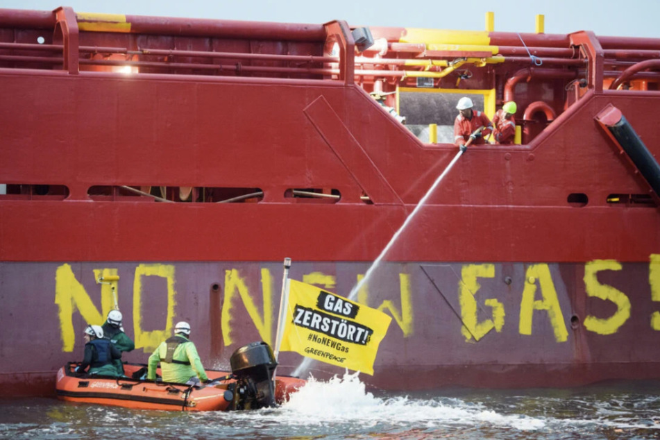 Mit Schlauchbooten blockieren "Greenpeace"-Aktivisten im Hafen von Mukran ein Arbeitsschiff.