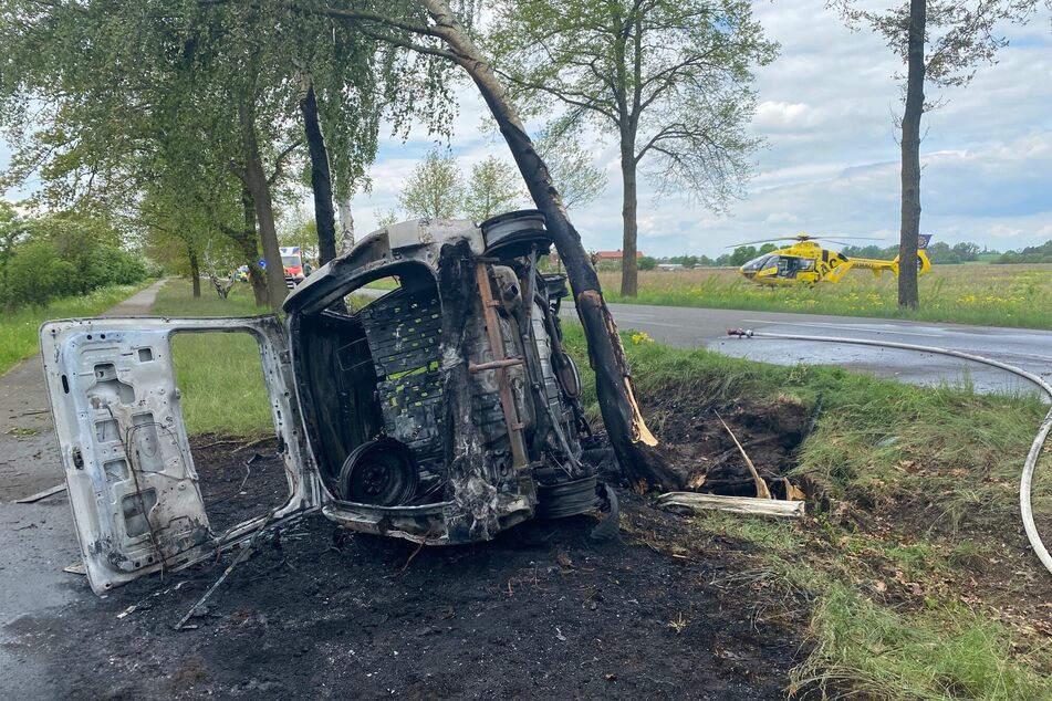 Kurz nachdem der Autofahrer (71) aus dem brennenden Wrack befreit wurde, brannte es völlig aus.