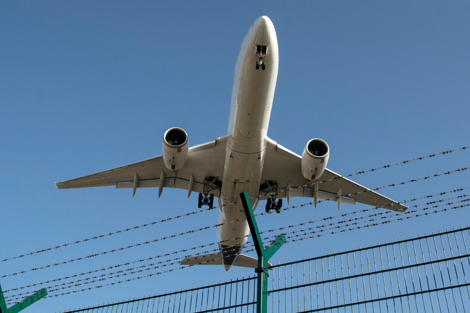 Ein Flugzeug landet auf dem Flughafen Frankfurt.
