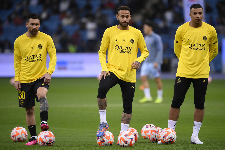 Lionel Messi (36, l.), Neymar (31, M.) und Kylian Mbappé (24) sorgten bei Paris Saint-Germain für einen turbulenten Transfersommer.