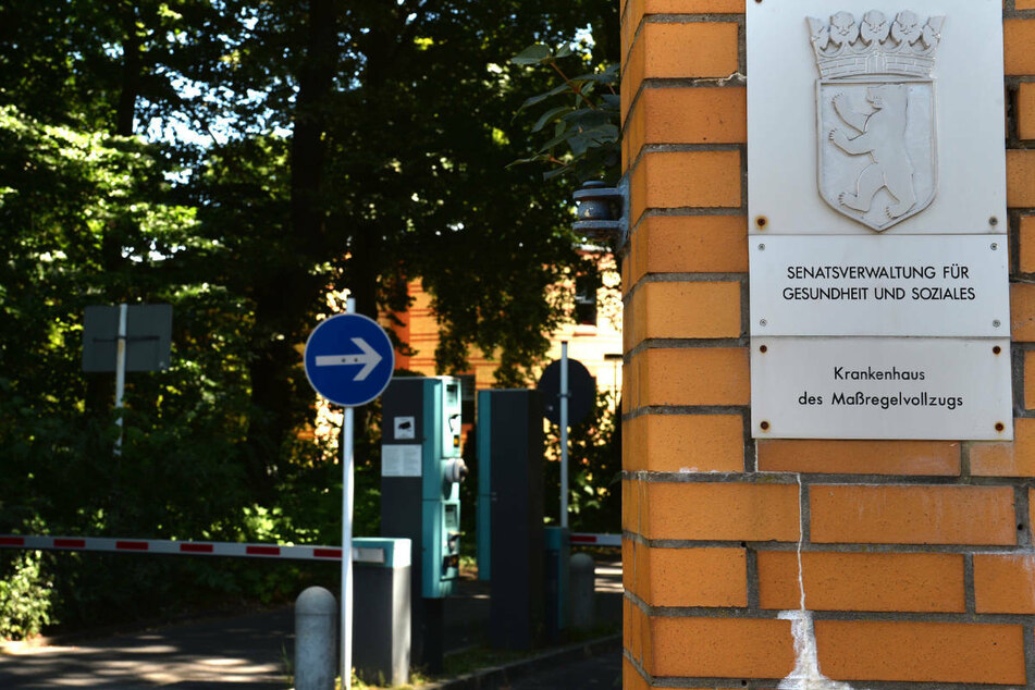 An einem Eingang zur Karl-Bonhoeffer-Nervenklinik ist ein Schild mit der Aufschrift "Krankenhaus des Maßregelvollzugs" zu sehen. Hier soll der Beschuldigte zwei Ärztinnen brutal angegriffen haben.