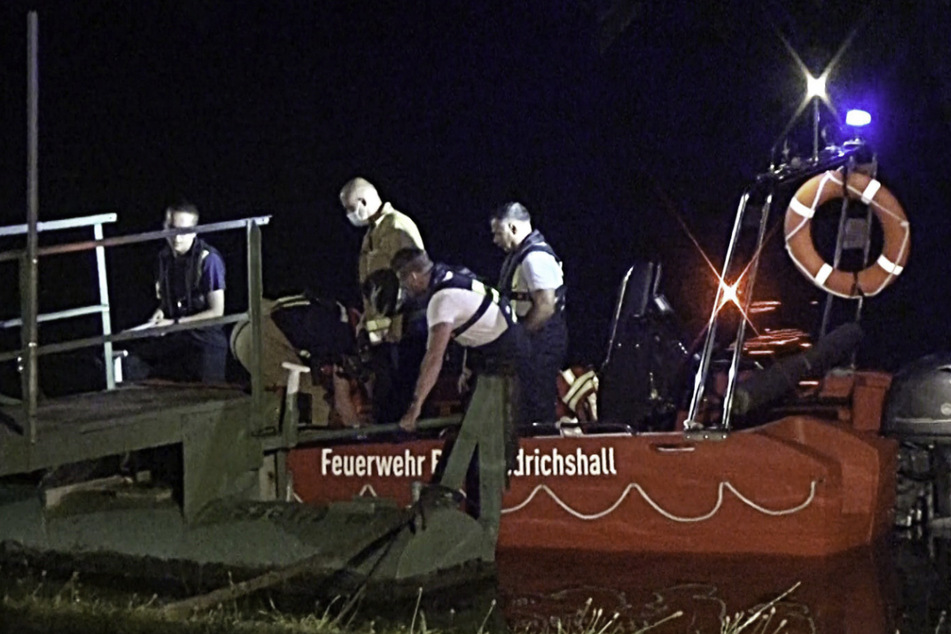 Die Feuerwehr sucht nach dem vermissten Schwimmer.