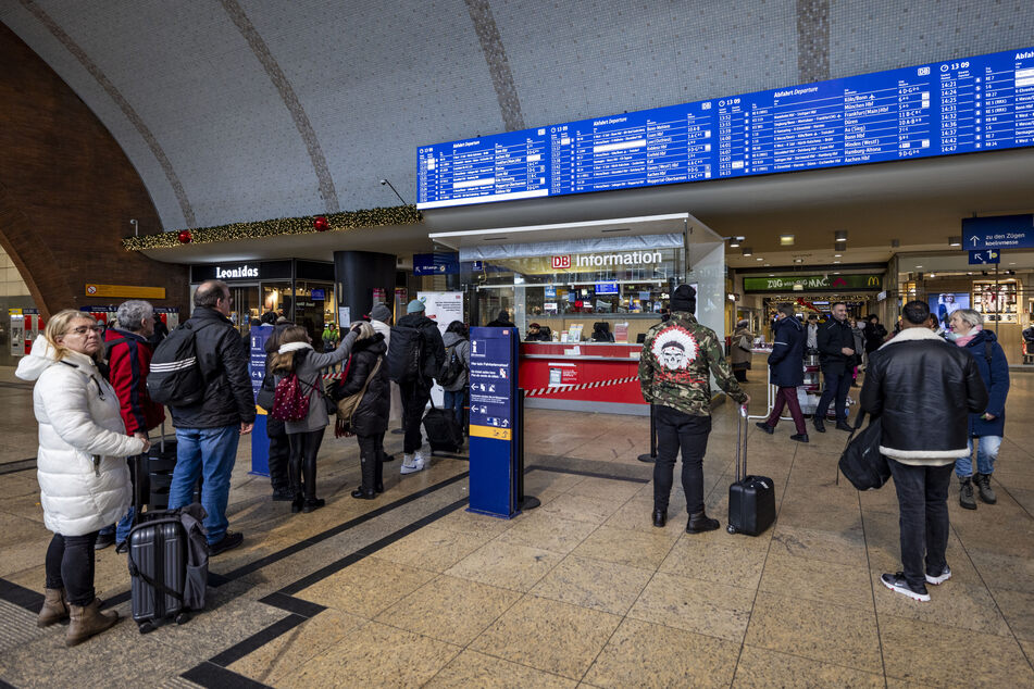 Viele Reisende guckten am Freitag wegen eines Warnstreiks bei der Bahn in die Röhre.