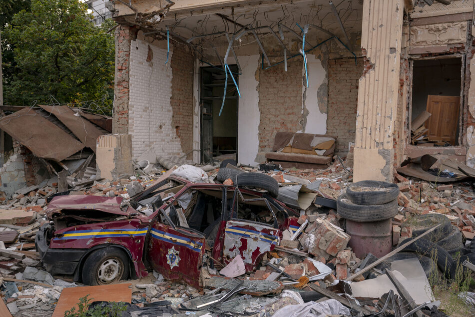 Zerstörte Fahrzeuge und Gebäude sind Monate nach dem Beschuss in Charkiw zu sehen. Der russisch-ukrainische Krieg geht weiter und ein Ende ist nicht in Sicht.