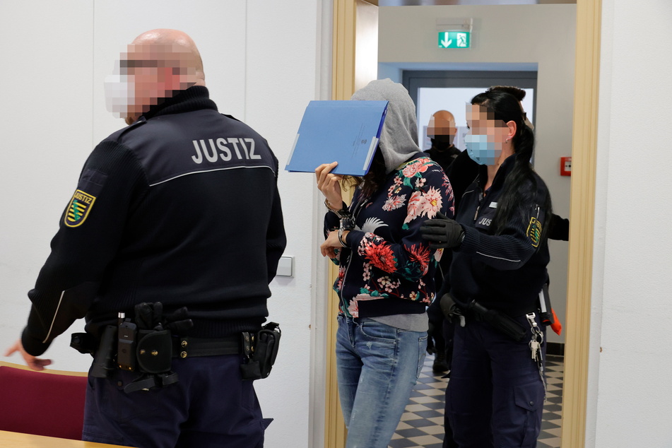 Soll laut Staatsanwaltschaft die "trauernde Witwe" spielen: Hayet K. (38).