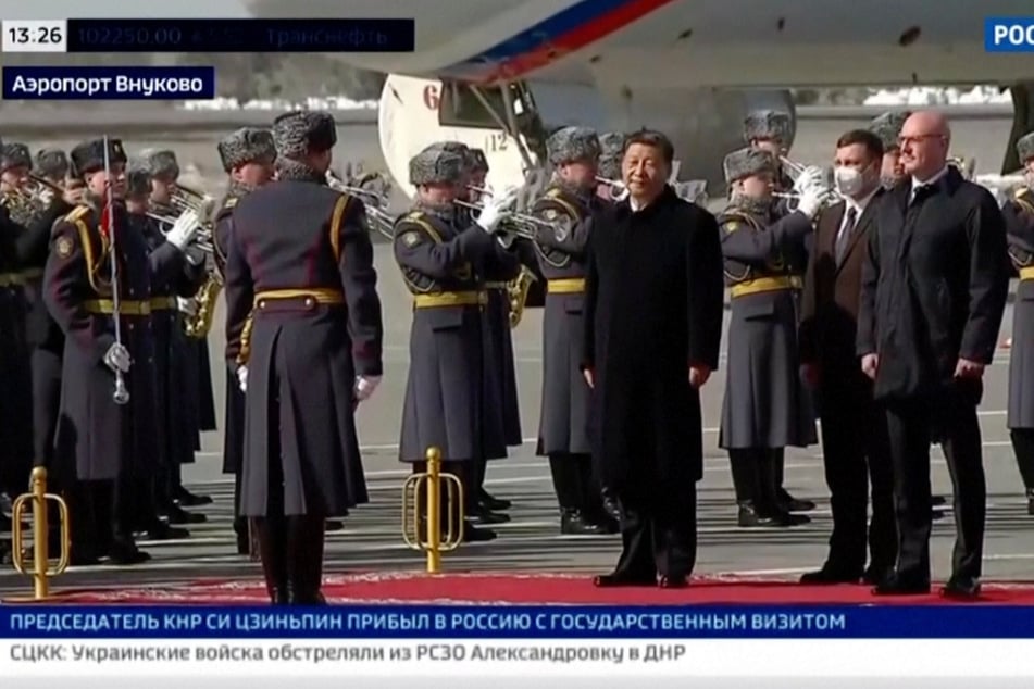 Dieses Standbild eines von RU-24 zur Verfügung gestellten Videos zeigt Xi Jinping während der offiziellen Begrüßungszeremonie bei seiner Ankunft auf dem Regierungsflughafen Vnukovo-2 außerhalb Moskaus.