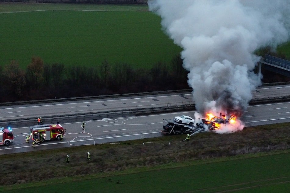 Auf der A2 brannte am Mittwoch ein Autotransporter.