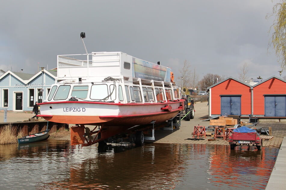 Bereits im Frühjahr 2021 wurde die "MS Cospuden" auf einem Wagengestell aus dem See gezogen und an Land saniert.