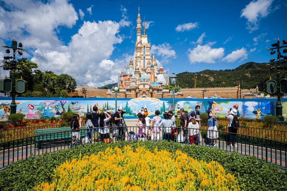 Der Tourist (†53) verlor bei einer Achterbahnfahrt im Disneyland Hongkong das Bewusstsein und starb wenig später. (Symbolbild)