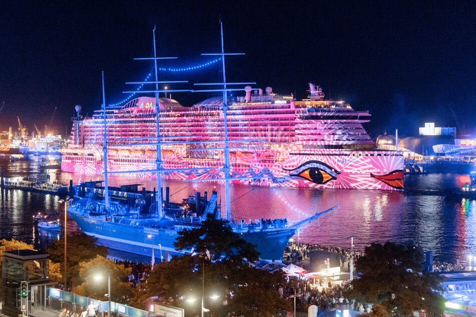 Der Hamburger Hafen soll am Wochenende wieder in einen "Blue Port" verwandelt werden.