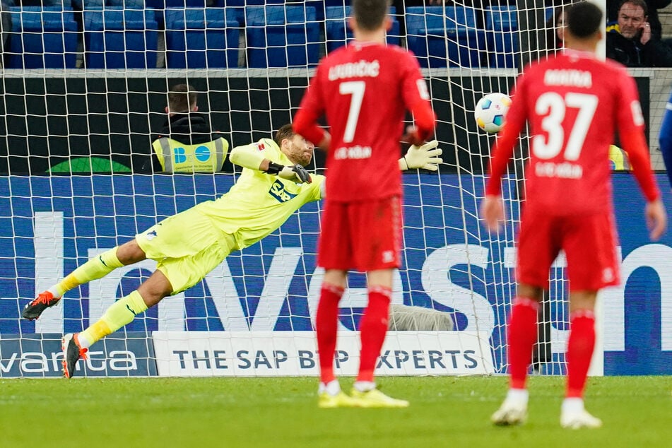 Kölns Max Finkgräfe schoss den FC zum 1:0 - Hoffenheims Torwart Oliver Baumann konnte den Ball nicht halten.