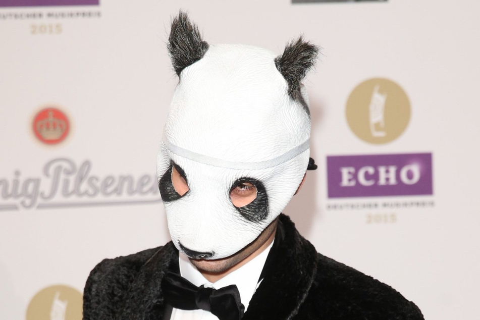 Seit 2011 ist der Rapper in den deutschen Charts unterwegs - damals noch mit Panda-Maske.