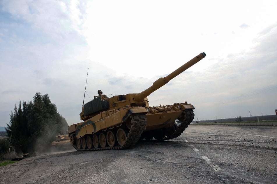 Ein Leopard 2A4 der türkischen Armee ist in der Provinz Hatay, Türkei, auf dem Weg nach Afrin in Syrien. Die Türkei hat 2019 Kriegswaffen für 344,6 Millionen Euro aus Deutschland erhalten.