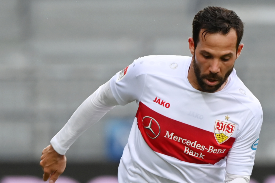 Der neue Kapitän Gonzalo Castro (33) des VfB Stuttgart am Ball. Trainer Pellegrino Matarazzo setzt ihn dennoch nicht automatisch in der Startelf ein.