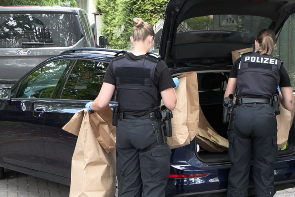 Razzia! Polizei lässt nach Raub mehrfach die Handschellen klicken