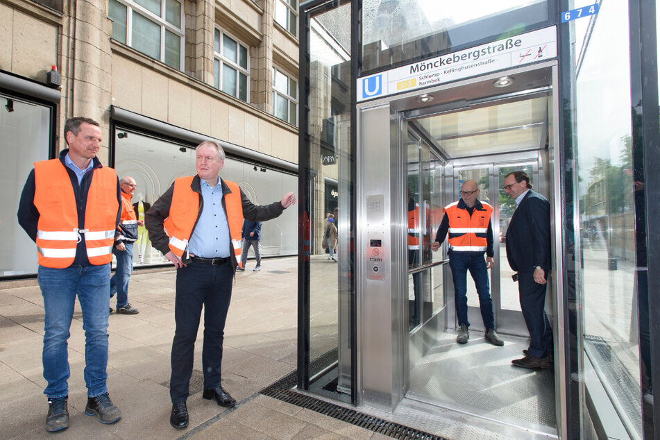 Erstmals ist die U3-Haltestelle Mönckebergstraße auch per Aufzug erreichbar. Die Projektleiter Frank Assies, Stephan Schanzenbach und Thorge Reinke sowie Hochbahn-Chef Henrik Falk überzeugen sich davon, dass er einwandfrei funktioniert.
