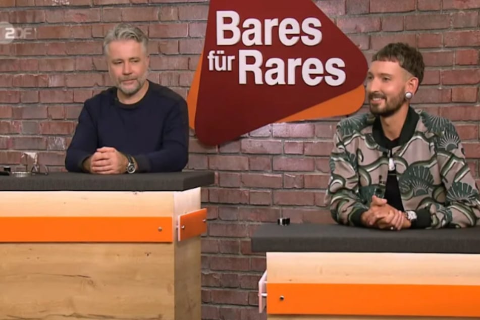 Antiquitätenhändler Fabian Kahl (33, r.) legt tatsächlich satte 510 Euro für das seltene Schneidwerkzeug auf den Tisch.