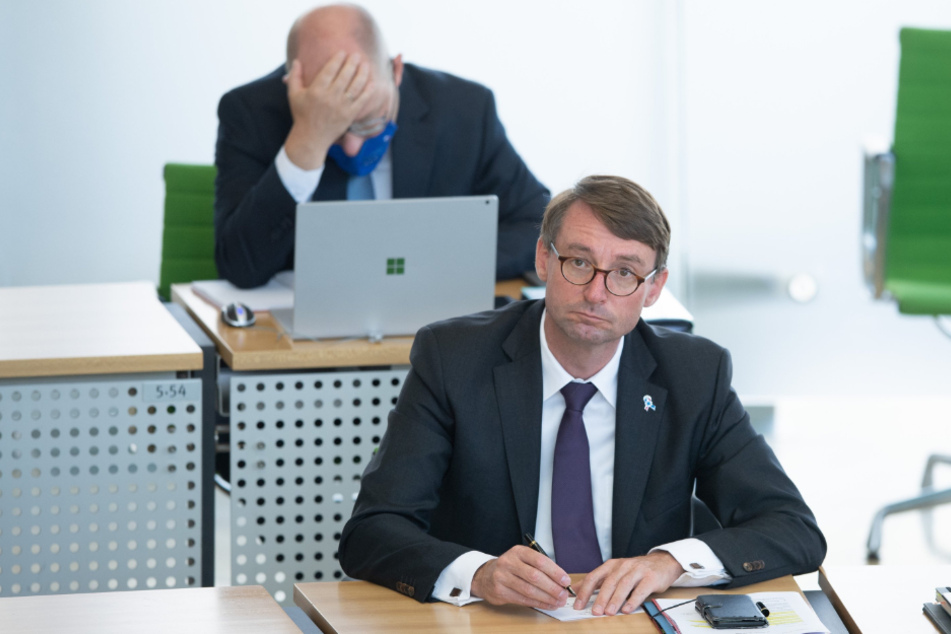 Innenminister Roland Wöller (49, CDU) hat derzeit nichts zu lachen. Er steht nicht nur bei der Opposition in der Kritik.