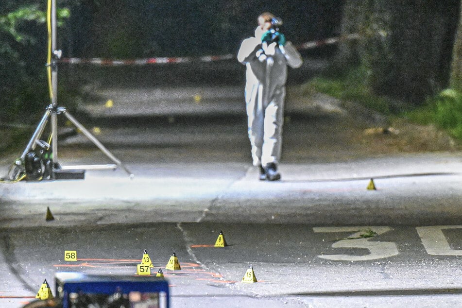 Die Fahndung nach den Tätern läuft, Spuren wurden in der Nacht gesichert.