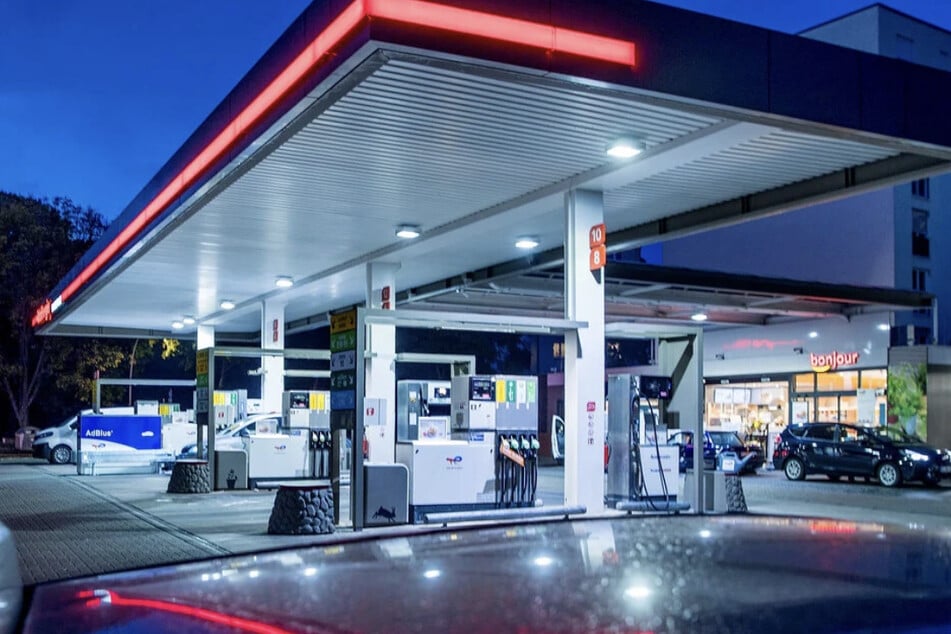 Macheten-Raub in Tankstelle: Zwei 18-Jährige greifen Mitarbeiter an