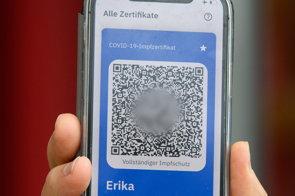 Brandenburg, Potsdam: Der stellvertretende Vorsitzende der Brandenburger Kassenärztlichen Vereinigung (KVBB) zeigt während eines Pressetermins im Impfzentrum Babelsberg in der Metropolishalle den Digitalen Impfpass.