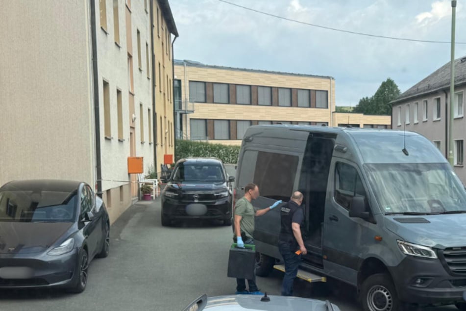 Die Polizei ermittelte in der Wohnung des Toten.