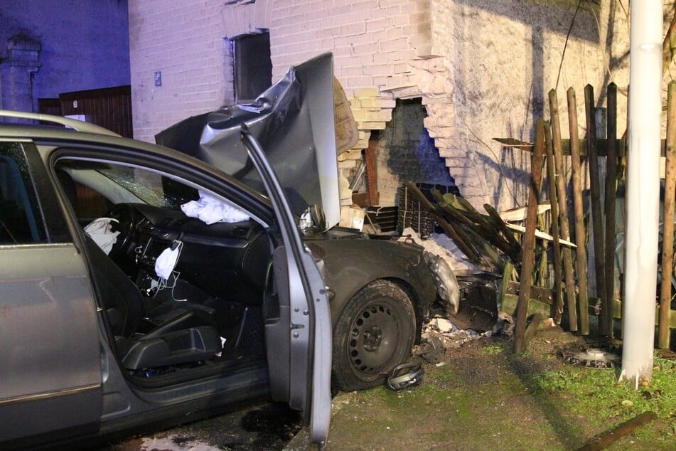 Fahrer (36) kracht mit Auto gegen Hauswand und wird schwer verletzt