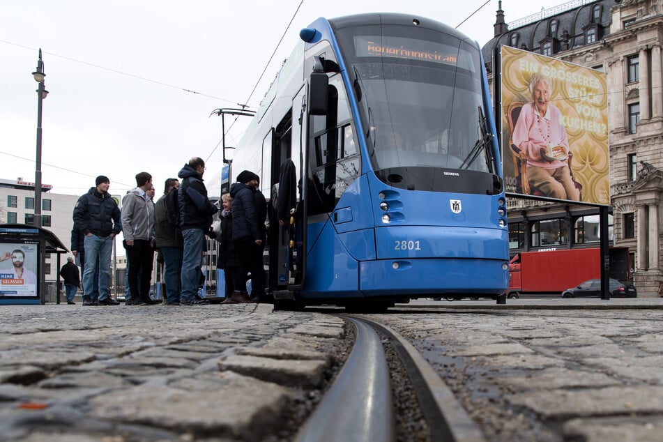 Ein Sturz in einer Tram in München endete für einen 53-Jährigen mit dem Tod. (Symbolbild)