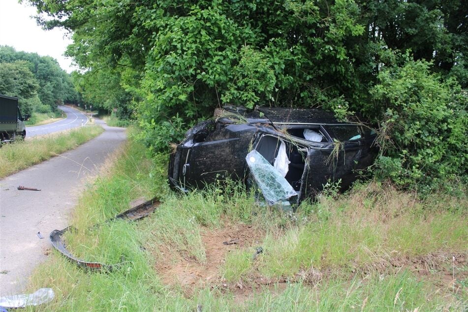 Der Wagen des 28-Jährigen hatte sich bei dem Unfall in Düren-Linnich mehrfach überschlagen.