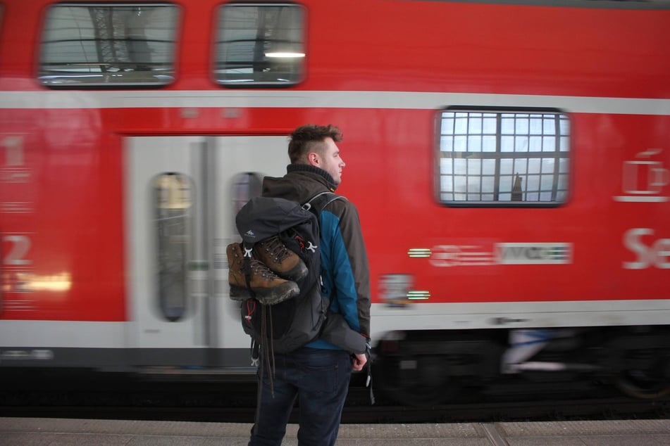 Ist oft mit dem Zug unterwegs: TAG24-Redakteur Fabian Windrich (28).