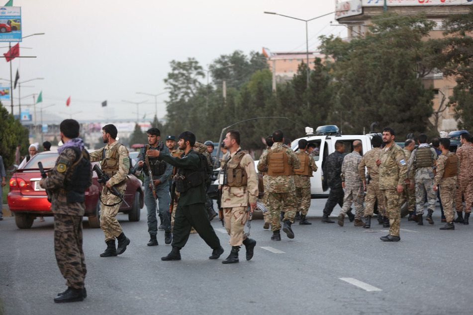 Afghanischen Sicherheitskräfte untersuchen den Ort eines Bombenanschlags.